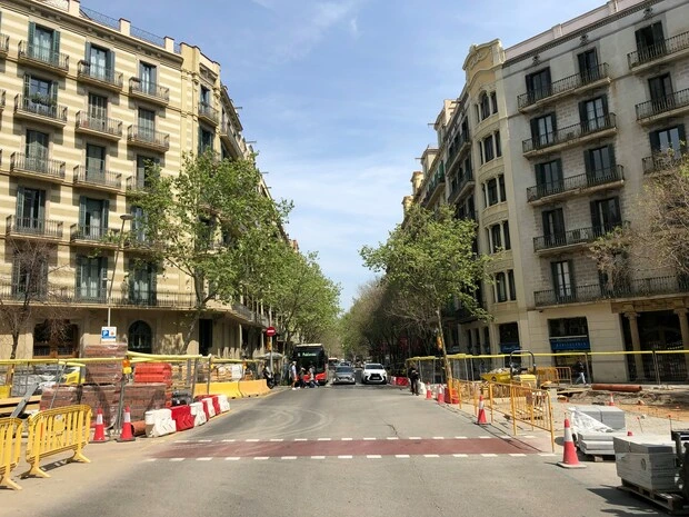 Calle en obras en el distrito del Eixample de Barcelona, con condiciones urbanas que pueden favorecer la proliferación de plagas durante trabajos de construcción.