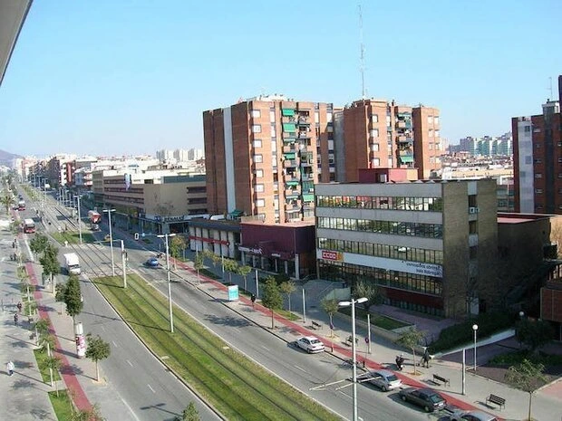 Avenida con centro comercial de Cornellà.