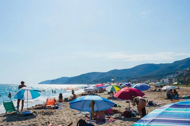Playa de Castelldefels en verano con muchos bañistas.