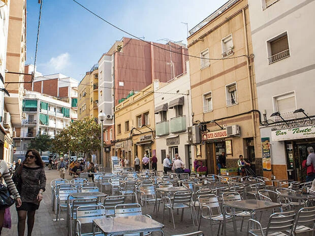 Calle con terrazas de bares de Hospitalet de Llobregat
