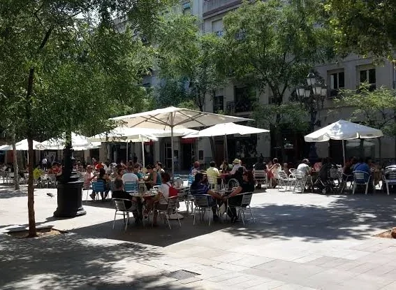 Terraza de un bar en la plaza de Sants