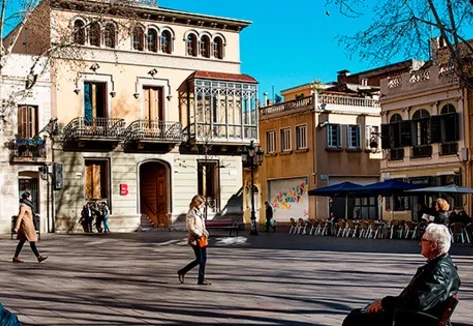 Plaza del barrio de les Corts en Barcelona durante el dia.