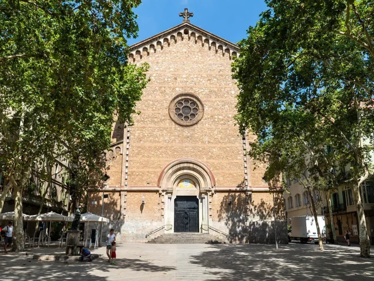 Iglesia de plaza virreina en el barrio de Gràcia en Barcelona