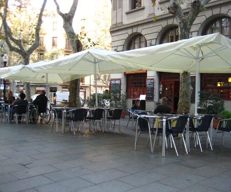 Terraza de bar en el distrito de Sant Martí en Barcelona.
